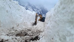 Hakkari’de çığ felaketi: Meyve bahçeleri kar altında kaldı