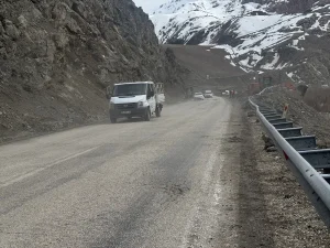 Hakkari’de Düşme Tehlikesi Olan Kayalar İndiriliyor