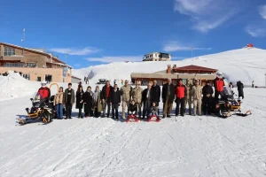 Hakkari’de jandarma ekiplerince şehit ve gazi aileleri için kayak etkinliği yapıldı