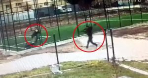 Halı sahada büyük panik! 17 yaşındaki çocuk akranını pompalı tüfekle vurdu