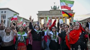 Hamaney’in ölümü Avrupa’daki muhalif İranlıları sokağa döktü