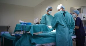 Hastayı ameliyat masasında bırakıp neşterle kavga ettiler