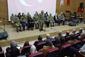 Hatay’da huzurevi sakinleri Milli Mücadele kahramanlarını anmak için sahneye çıktı