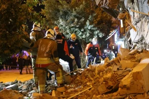 Hatay’da kadın ve çocuğun yıkılan binanın toz bulutundan kaçması güvenlik kamerasında