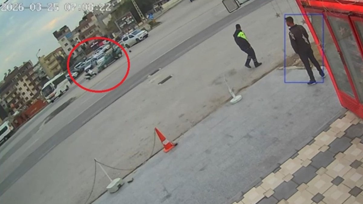 Hatay’da kavşakta motosiklet sürücüsü, çarpışmanın etkisiyle havaya savruldu