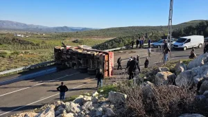 Hatay’da Vinç Devrildi, Sürücü Yaralandı