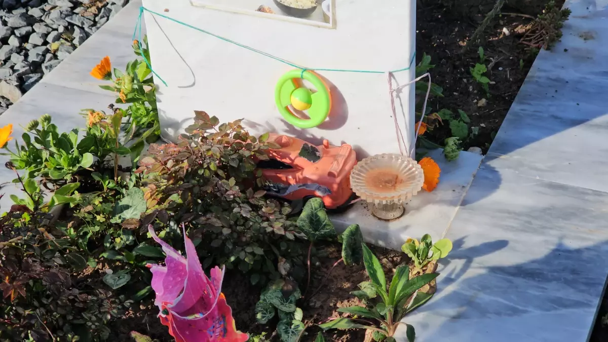 Hatay’daki deprem şehitliğinde hüzünlü bayram ziyareti