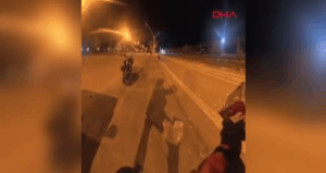 Havai fişekleri arkadaşlarının üzerine attı: O anlar kamerada