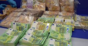 Havalimanında nakit parayla yakalanan Türk futbolculara kara para soruşturması