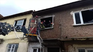 Havran’da 2 Katlı Binada Yangın