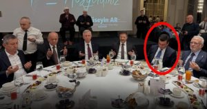 Herkes iftarda dua ederken, o telefonuyla oynuyordu!