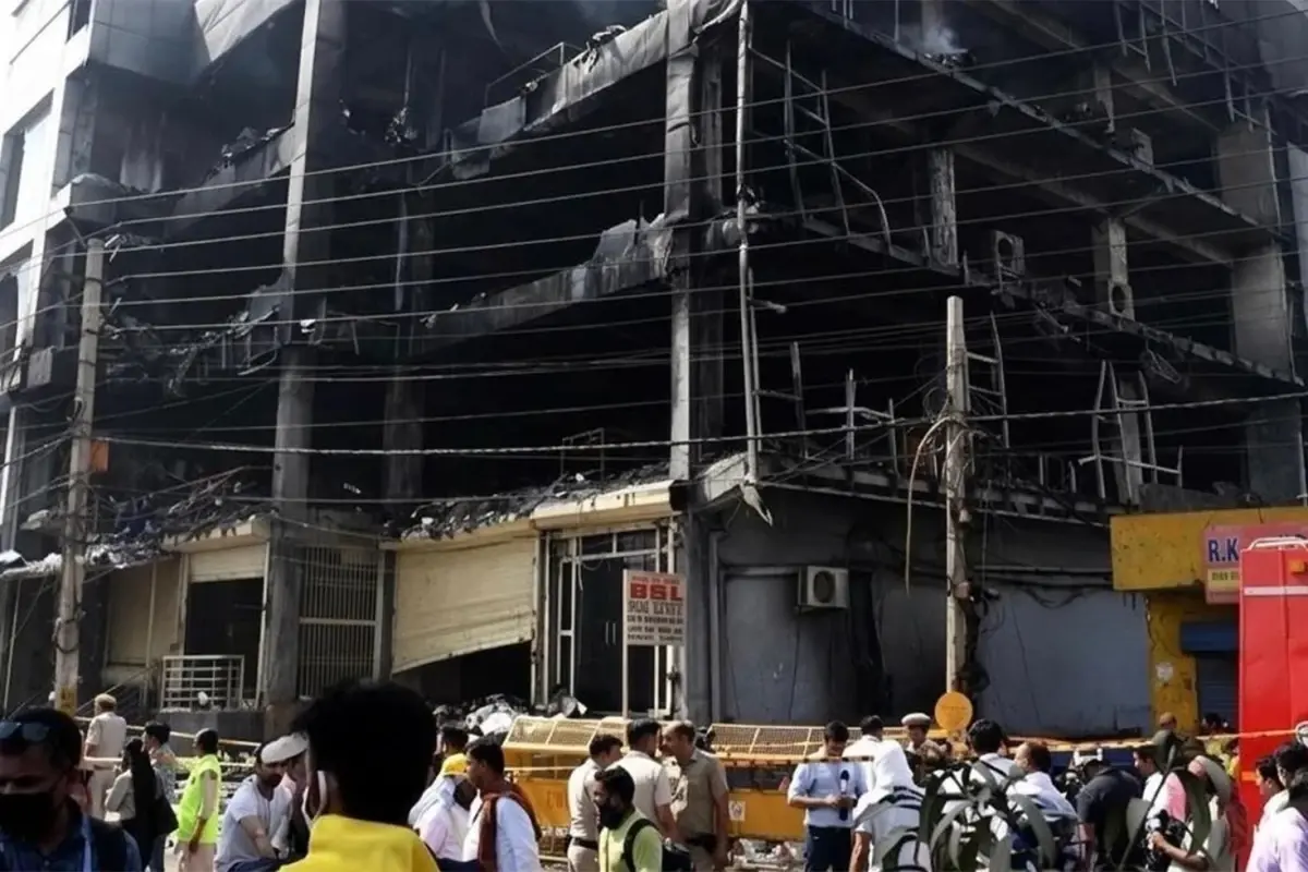 Hindistan’da çok katlı binada çıkan yangında 7 kişi öldü
