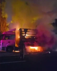 Horasan’da Pamuk Yüklü TIR Yangını