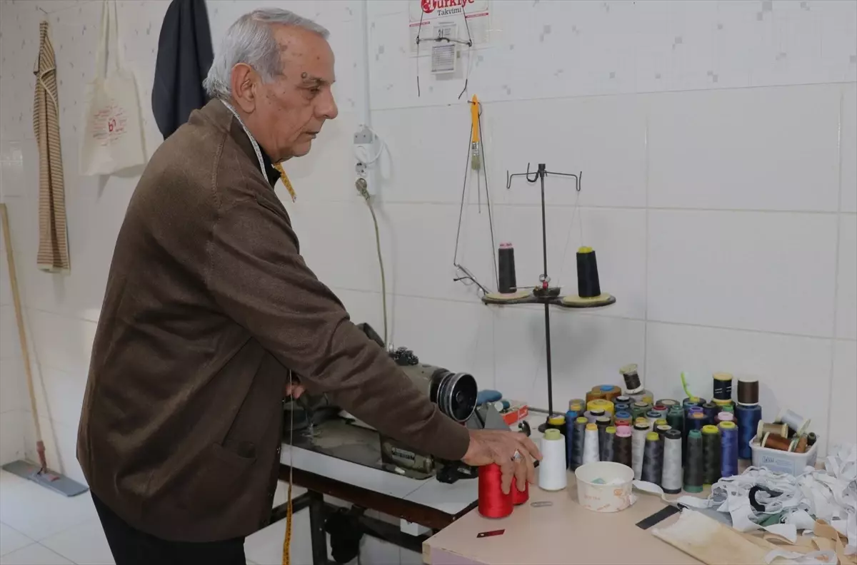 Huzurevinde Terzilik Yapıyor