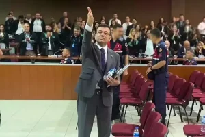 İBB davasının ikinci celsesi de gergin başladı! Avukatlardan yumruklu protesto