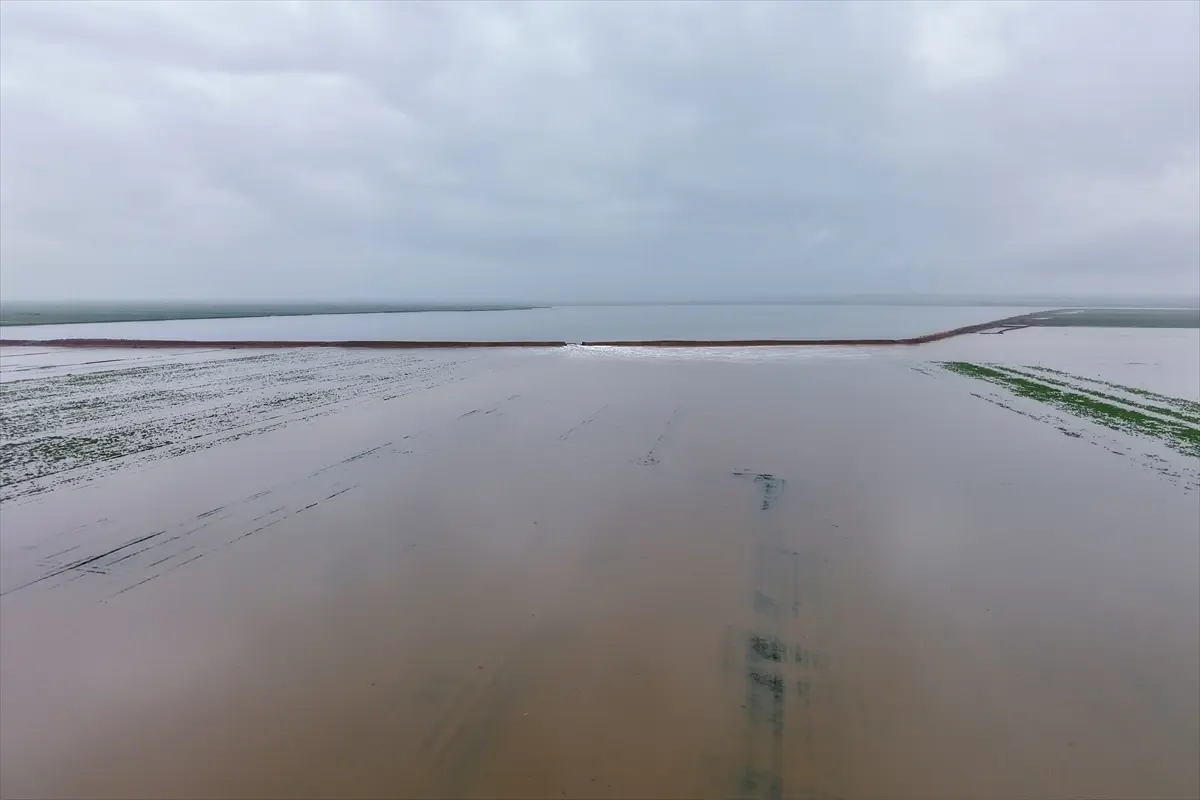 İdlib’de Gölet Patladı, Tarım Arazileri Sular Altında Kaldı