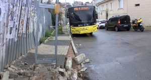 İETT otobüsü aydınlatma direğine çarptı! Yaralılar var