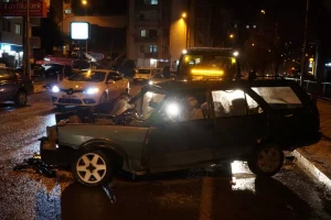 İki otomobilin kağıt gibi ezildiği ölümlü kaza kamerada