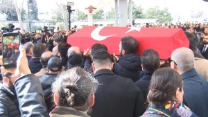 İlber Ortaylı’nın Türk bayrağına sarılı cenazesi Fatih Camii’nde