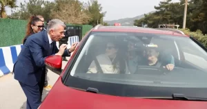 İlçeye bir günde 25 bin araç giriş yaptı, gelenleri kaymakam karşıladı