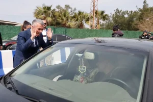 İlçeye bir günde 25 bin araç giriş yaptı, gelenleri kaymakam karşıladı