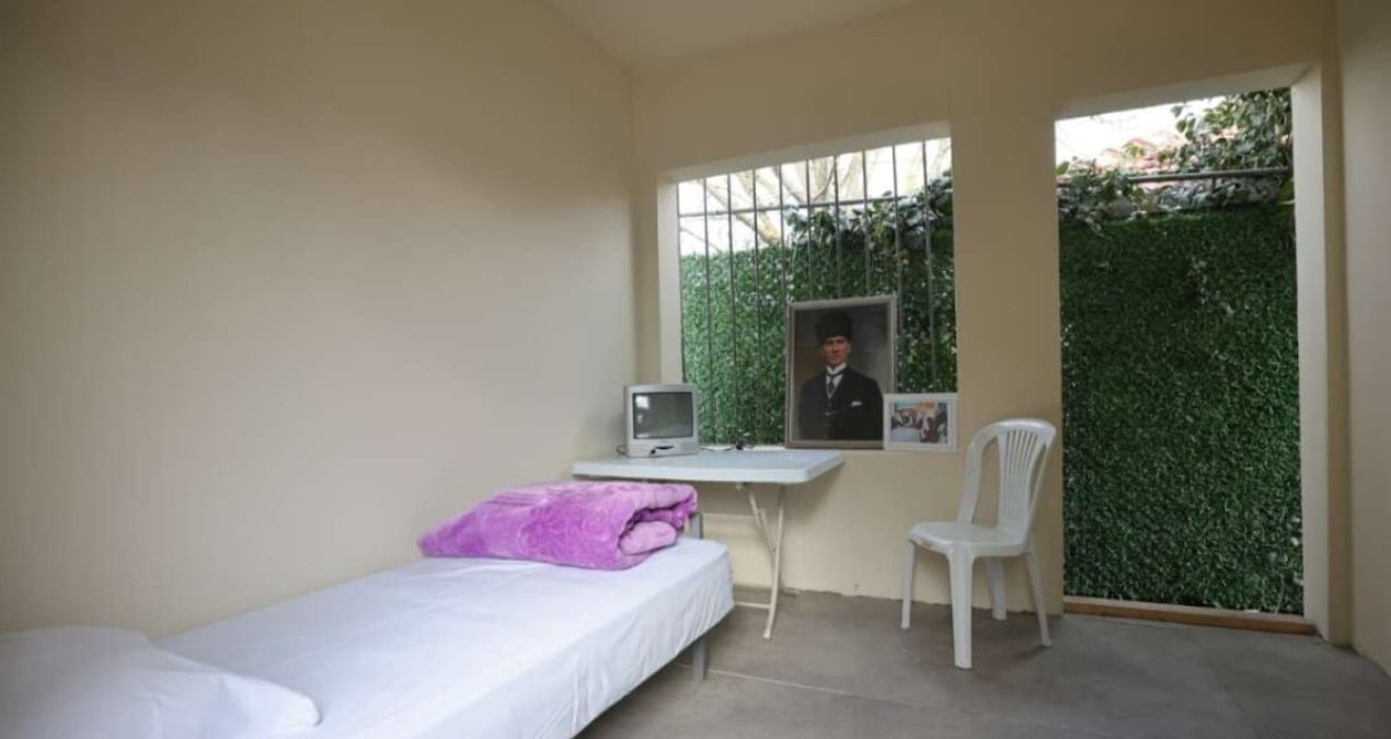 İmamoğlu’nun hücresinin bir örneği Silivri Dayanışma Merkezi’nde sergileniyor