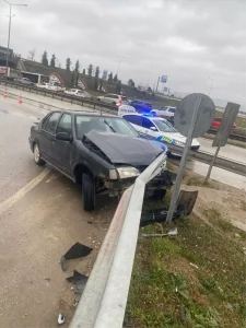 İnegöl’de Bariyere Çarpan Araçta Sürücü Yaralandı