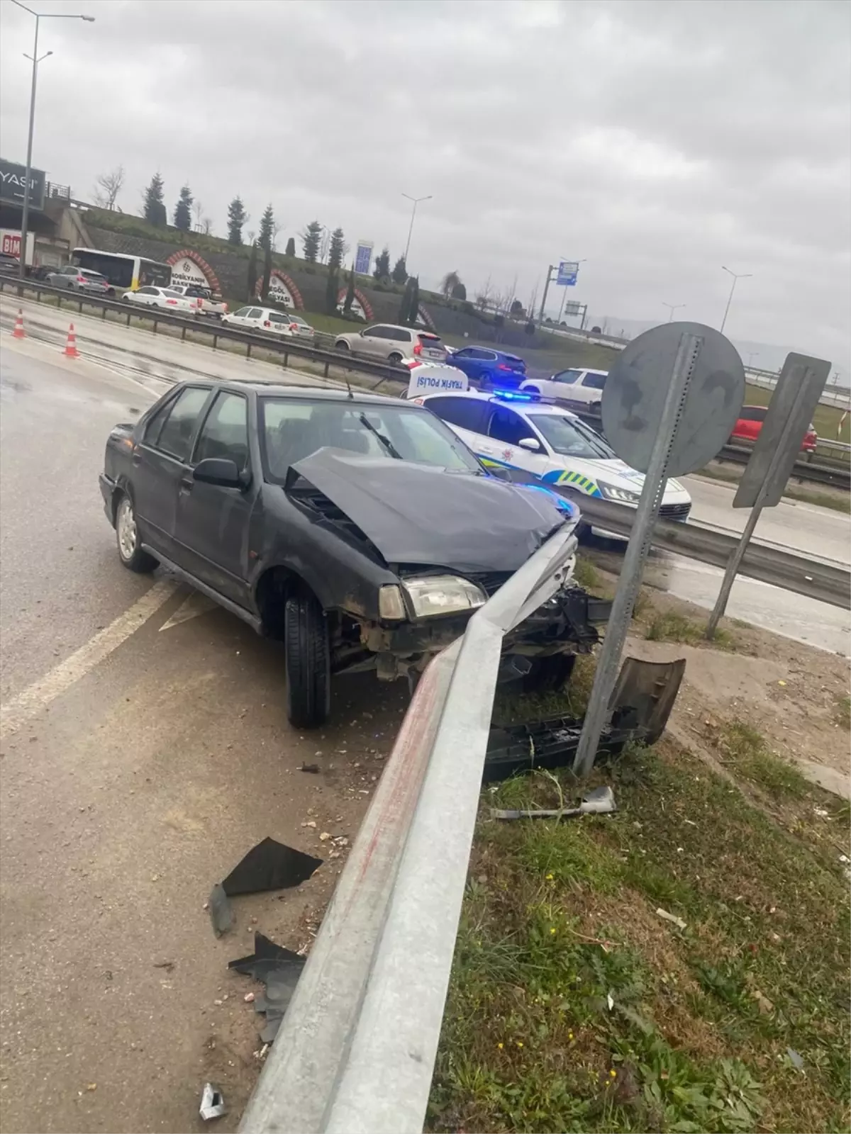 İnegöl’de Bariyere Çarpan Araçta Sürücü Yaralandı