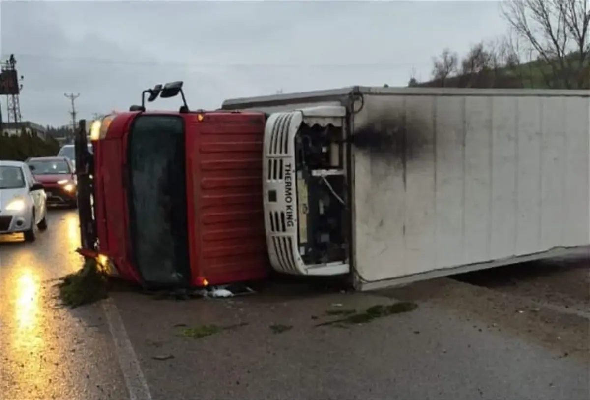 İnegöl’de Kamyon Devrildi: 2 Yaralı