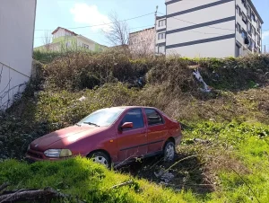 İnegöl’de Şarampole Devrilen Araçta Baba-Oğul Yaralandı