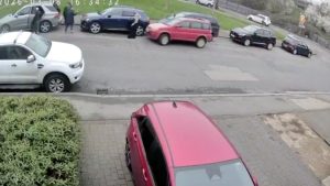 İngiltere’de başörtülü kadının üzerine aracını sürdü