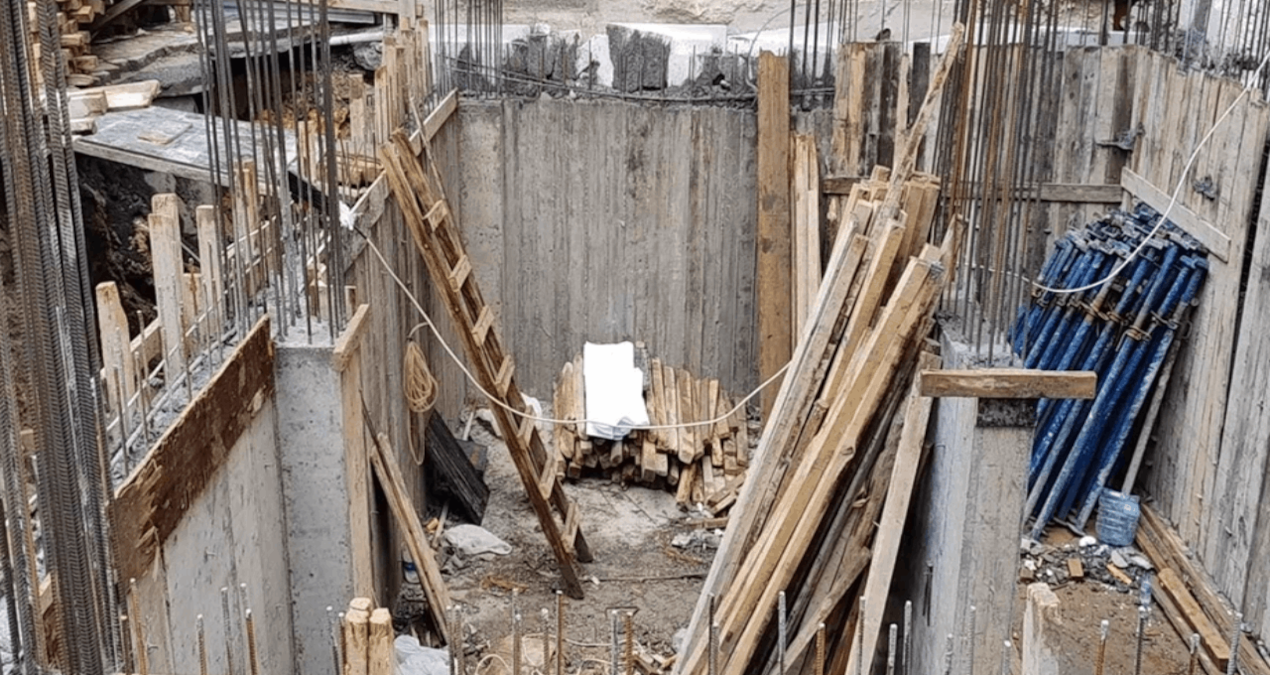 İnşaatta merdivenden düşen işçi felaketi yaşadı