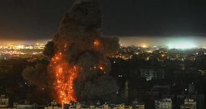 İran füzesinin parçalarının Tel Aviv çevresinde çok sayıda bölgeye isabeti sonucu 3 kişi yaralandı