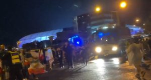 İran Milli Marşı’nı okumayan kadın futbolcuların önünü kestiler! Otobüsün içinden yardım istediler