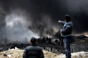 İran’da vurulan petrol deposundan dumanlar yükseliyor! Vatandaşlara kritik bir uyarı var