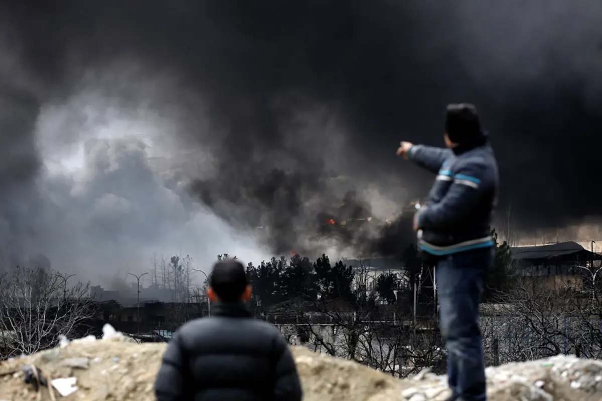 İran’da vurulan petrol deposundan dumanlar yükseliyor! Vatandaşlara kritik bir uyarı var