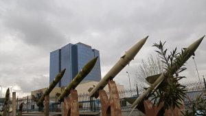 İran’ın misilleme saldırılarında kullanılan füzeler Tahran’da sergilendi