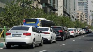 İran’ın petrol depoları vuruldu: Benzin istasyonlarında kuyruklar oluştu