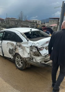 İslahiye’de Tır ve Otomobil Çarpıştı