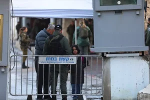 İsrail, Filistinlilerin Mescid-i Aksa’ya Girişini Engelliyor