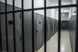 İsrail, hapishanelerdeki Filistinli esirlerin koğuşlarına eşzamanlı baskın yaptı