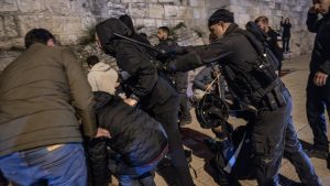 İsrail polisi, teravih namazı kılmak isteyen Filistinlilere saldırdı