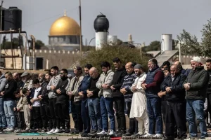 İsrail ramazanın son cumasında Mescid-i Aksa’yı kapattı! Filistinliler dışarıda namaz kılıyor