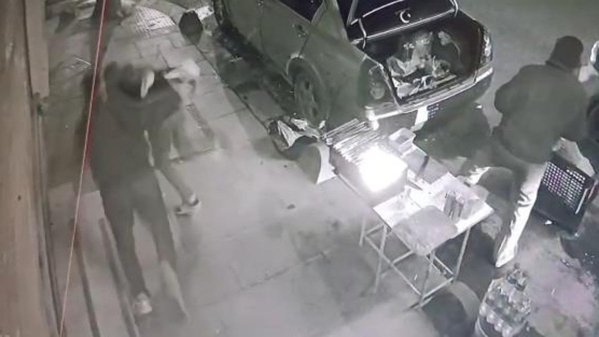 İstanbul’da arabayla gelen şahıslar kaldırımda oturan vatandaşlara kurşun yağdırdı