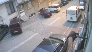 İstanbul’da camda asılı duran elbiseleri çalan şahıs kamerada