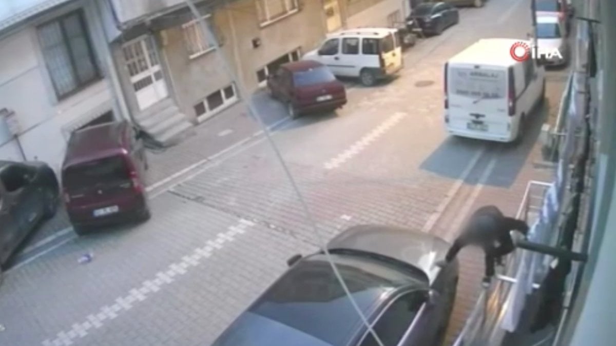 İstanbul’da camda asılı duran elbiseleri çalan şahıs kamerada