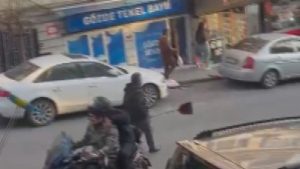 İstanbul’da etrafa rastgele bıçakla saldıran şüpheli cep telefonuyla görüntülendi