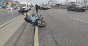 İstanbul’da feci kaza: Kayganlaşan yolda düşen motosikletli can verdi