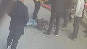 İstanbul’da geri manevra yapan minibüsün altında kalan yaşlı kadın ağır yaralandı