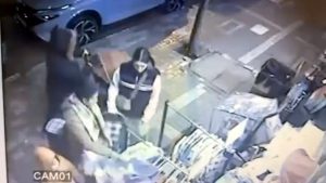 İstanbul’da hırsızların “pes” dedirten rahat tavırları kamerada